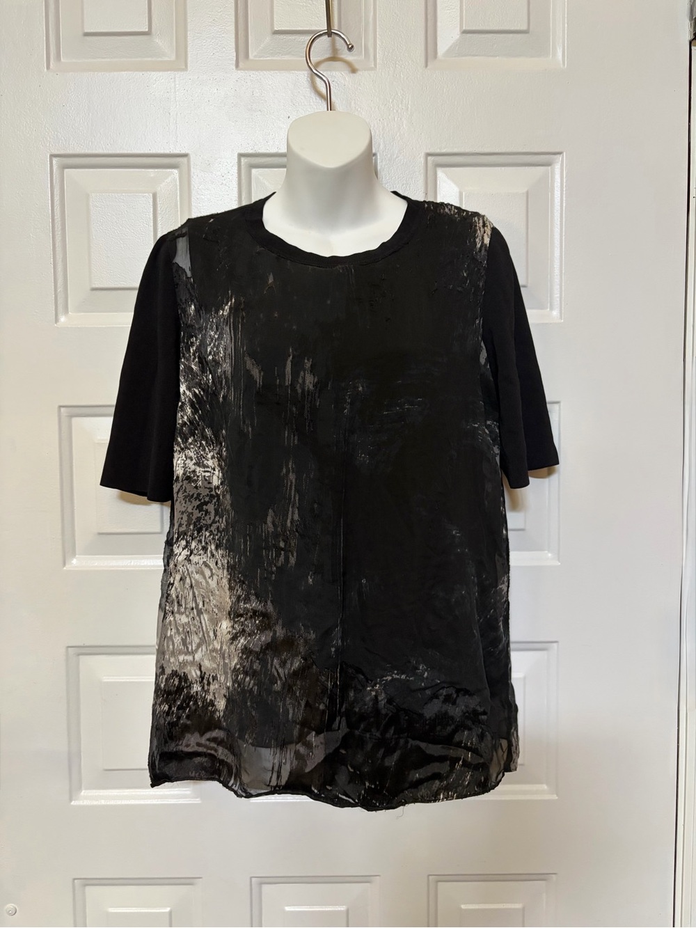 ELIE TAHARI M Top Tunic Black Abstract Modernist Split Back Tee Greyscale White